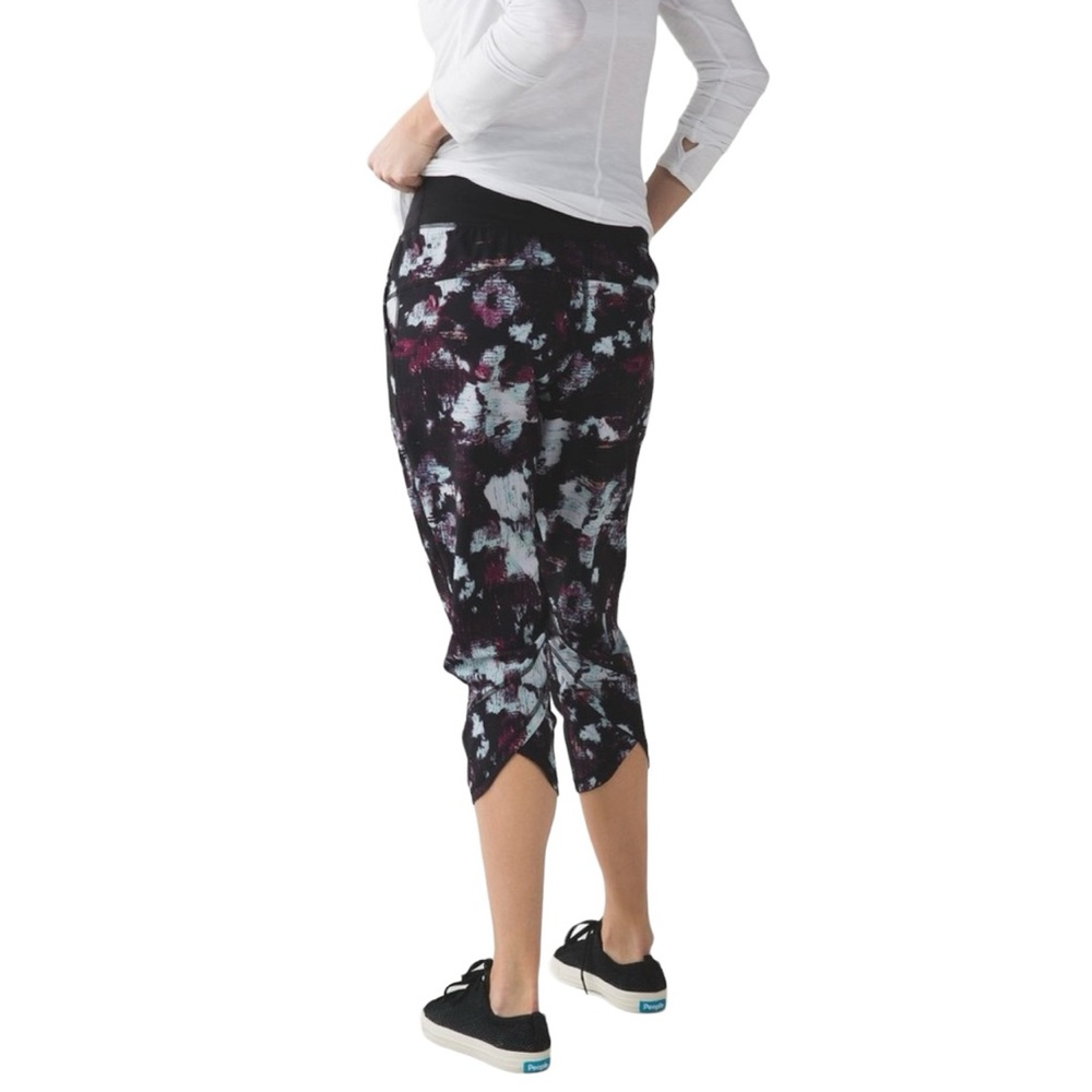 Lululemon Tranquil Kara Blossom Multi / Black Size 6